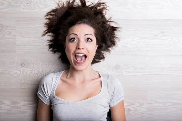 Сверху Кадры Молодой Женщины Выражение Волнения Удивления Волосами Взрывом Растрепанными — стоковое фото