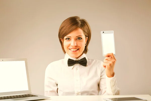 一个女人带着丰富的Copyspace展示互联网和数字设备的老式风格的图像 她穿着白衬衫 打着领带 拿着智能手机 还带着笔记本电脑和数码平板电脑 — 图库照片