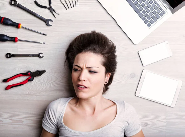 Doubtful Woman Surrounded Devices Tools Questioning Self Repairs Warranty Service — Stock Photo, Image