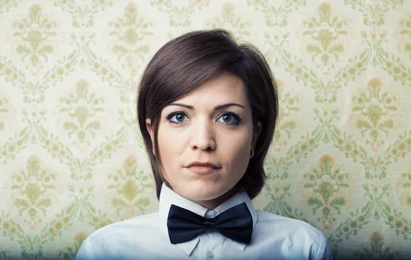Junge Frau Mit Jungenhaftem Haar Scharfes Frontalporträt Vintage Hintergrund Weißes — Stockfoto