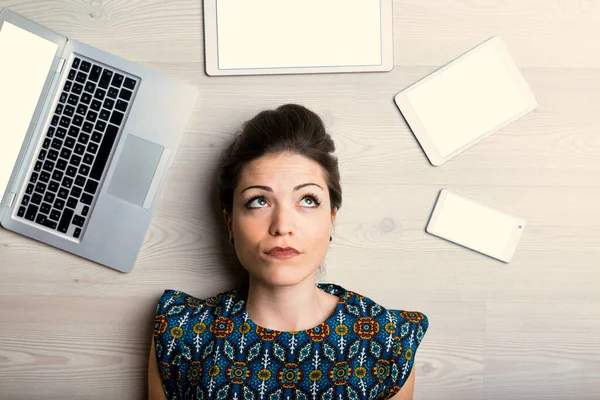 Web Writing Professional Surrounded Devices Looks Doubtful Seems All Her — Stock Photo, Image