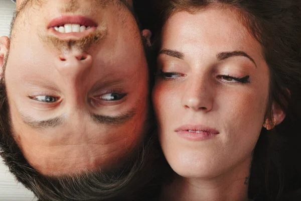 Genç Bir Çiftin Yüzlerinin Yan Yana Birinin Baş Aşağı Görüntüsü — Stok fotoğraf