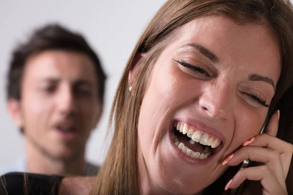 Uma Mulher Telefonema Toma Primeiro Plano Com Jovem Desfocado Suspeito — Fotografia de Stock