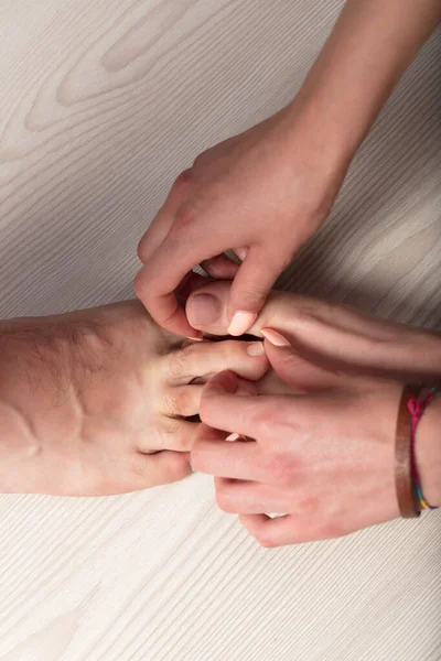 Bir Erkek Kadının Ayaklarının Üst Görüntüsü Pembe Cilalanmış Ayak Parmakları — Stok fotoğraf