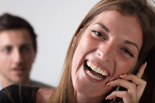 Enfoque Una Mujer Dedica Una Llamada Teléfono Inteligente Joven Sospechoso —  Fotos de Stock
