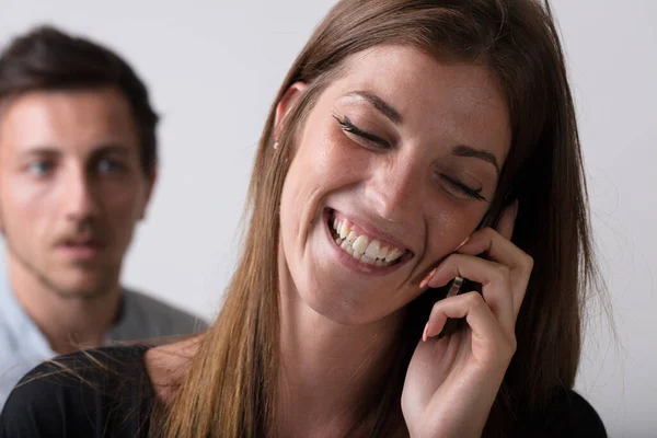 Odaklanıldığında Bir Kadın Akıllı Bir Telefonla Meşgul Olur Şüpheli Endişeli — Stok fotoğraf