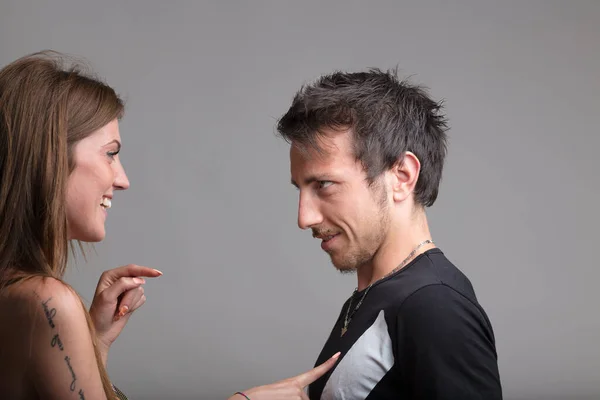Genç Bir Kadın Şakacı Bir Şekilde Erkek Arkadaşının Göğsünü Okşuyor — Stok fotoğraf