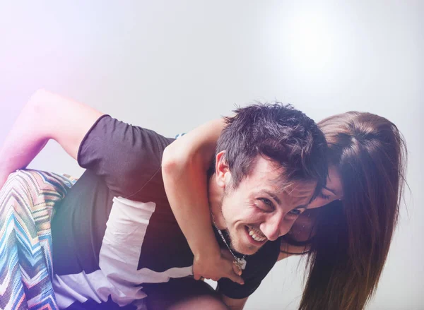 Genç Aşıklar Kabaca Fiziksel Bir Şekilde Oynarlar Gülerek Birbirlerine Yapışarak — Stok fotoğraf