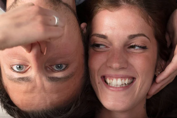 Bir Kadının Erkek Arkadaşının Burnunu Şakayla Sıkarken Gülüşünü Yukarıdan Seyrederken — Stok fotoğraf