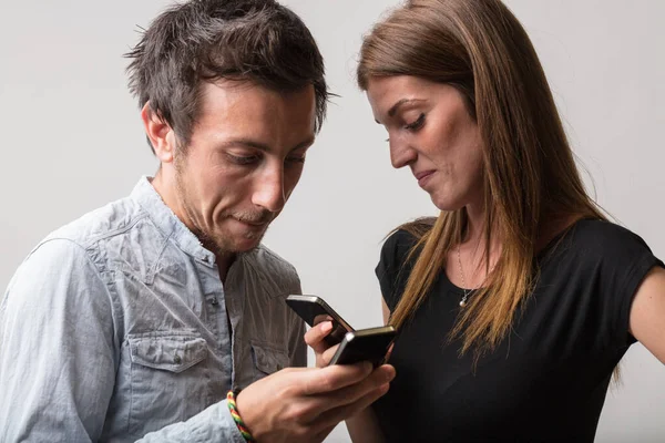 Yakınlıklarına Rağmen Bir Erkek Kadın Birbirlerini Görmezden Geliyor Telefon Ekranlarına — Stok fotoğraf