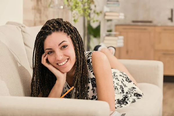 Jovem Mulher Sofá Com Caderno Lápis Estudando Preparando Projeto Trabalho — Fotografia de Stock
