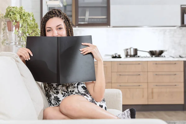 Frau Mit Boxzöpfen Sitzt Auf Ihrem Sofa Ein Exklusiv Aussehendes — Stockfoto
