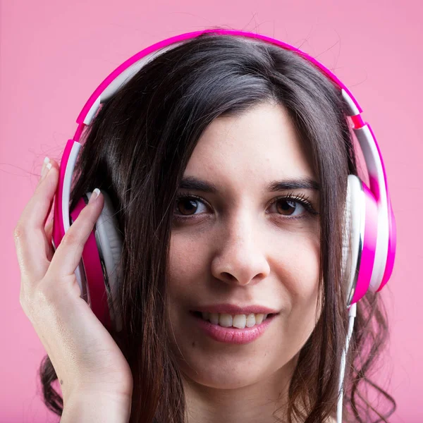 Una Mujer Seriamente Absorta Música Los Podcasts Ríe Suavemente Relajándose — Foto de Stock