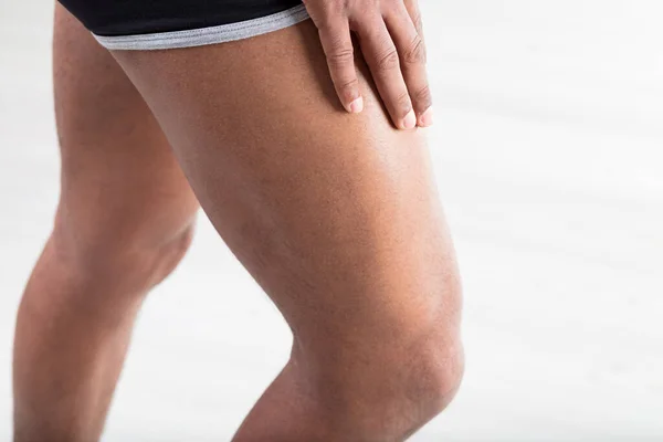 Ruka Černocha Spočívajícího Stehně Diskrétně Svalnaté Nohy Tónované Udržování Kondice — Stock fotografie