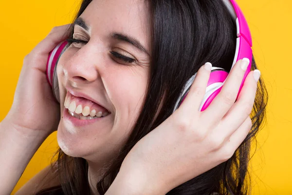 Una Mujer Vibrante Ríe Canta Saboreando Sonido Los Auriculares Rosados — Foto de Stock