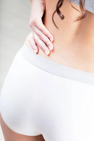 Mujer Examina Parte Baja Espalda Sintiendo Dolor Fatiga Manos Francés —  Fotos de Stock
