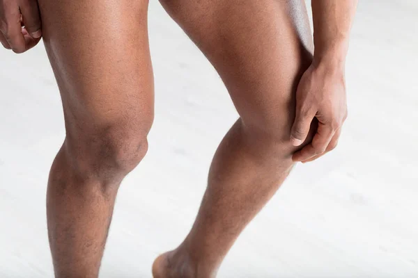 Man Hand Rust Zijn Knie Het Controleren Van Gezamenlijke Gezondheid — Stockfoto