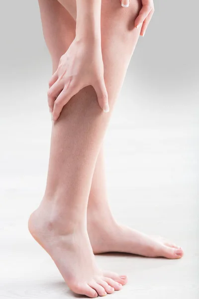 Žena Prohlíží Nohy Francouzsky Manikúra Ruka Pocit Pevnosti Lýtka Celkové — Stock fotografie