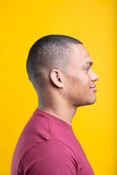 Profilansicht Eines Subtil Lächelnden Muskulösen Afroamerikanischen Individuums Kurze Haare Diamantohrring — Stockfoto