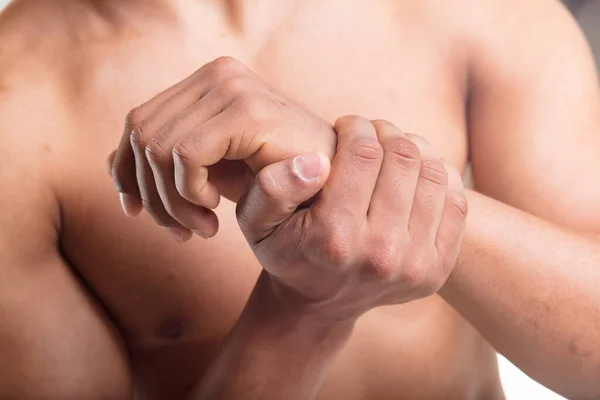 Ręce Człowieka Centrum Uwagi Jeden Chwytając Nadgarstek Drugiego Powodu Bólu — Zdjęcie stockowe