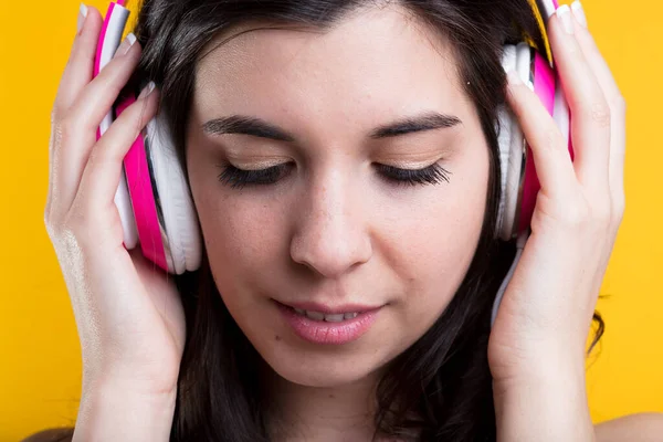Mujer Joven Ojos Semi Cerrados Con Auriculares Profundamente Enfocados Aprender — Foto de Stock