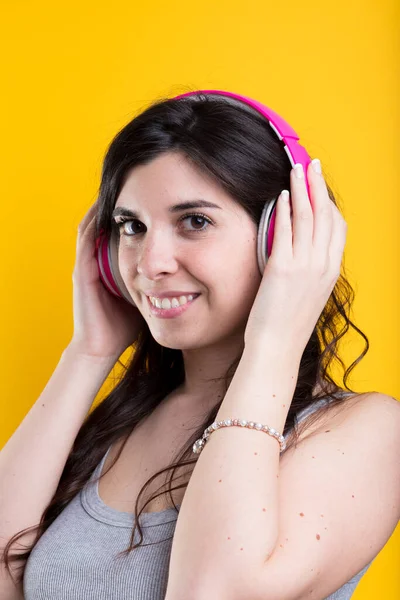 Γυναίκα Απολαμβάνει Τον Καθηλωτικό Ήχο Της Μουσικής Ιστορίες Ροζ Ακουστικά — Φωτογραφία Αρχείου