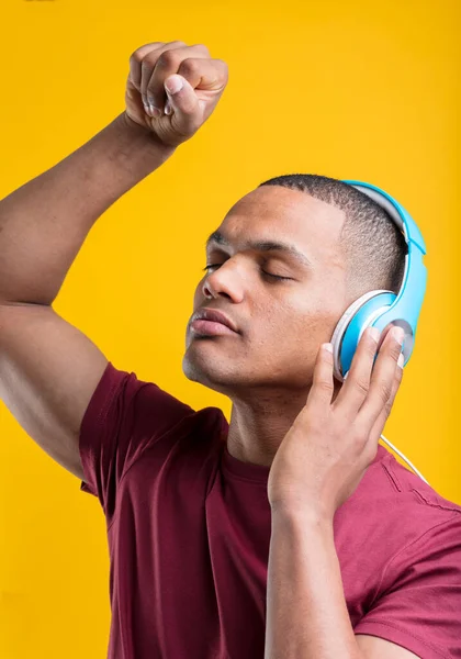 Yakışıklı Adam Ritimle Dans Ediyor Mavi Kulaklıkla Müzik Dinliyor Sarı — Stok fotoğraf
