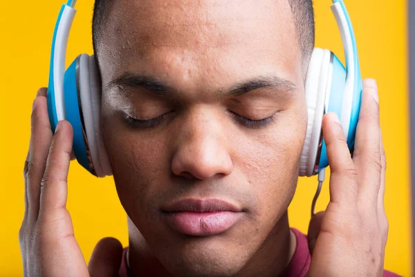 Hombre Con Los Ojos Cerrados Disfrutando Música Podcast Sosteniendo Auriculares — Foto de Stock