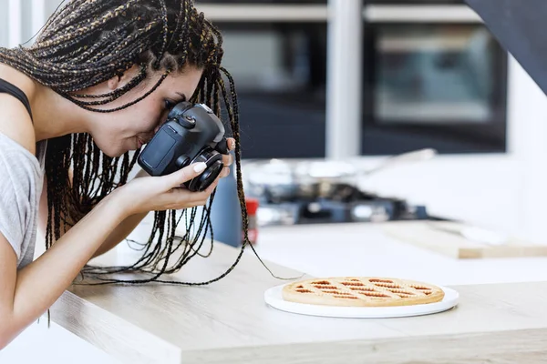 Working Woman Brings Creativity Her Low Wage Job Photographing Tart — Stock Photo, Image