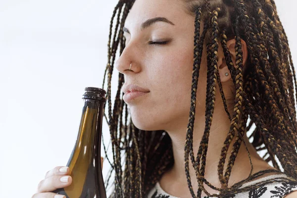 Bir Kadının Burnu Ağzı Piercing Rastalı Saçlarıyla Yeni Açılmış Şarap — Stok fotoğraf