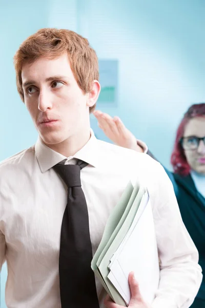 非专业行为 女性老板虐待男性员工的行为 没有充分的愤怒管理 — 图库照片