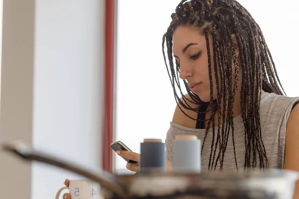 Young Woman Box Braids Works Studies Using Her Smartphone Kitchen — Stock Photo, Image