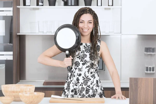 Siyah Beyaz Elbiseli Bir Kadın Parlak Modern Bir Mutfakta Bir — Stok fotoğraf