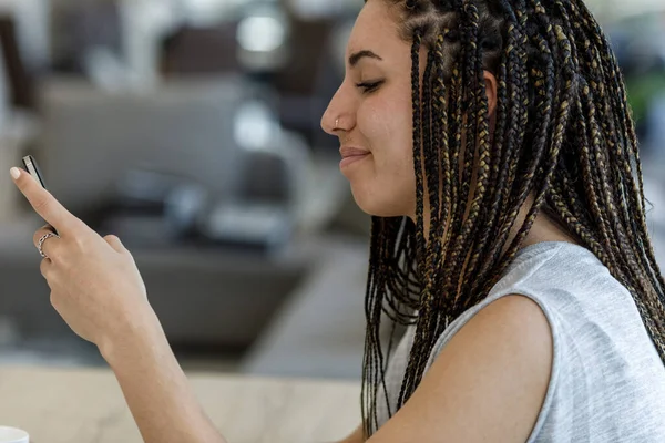 Young Woman Box Braids Her Kitchen Uses Her Smartphone Studying — Stock Photo, Image