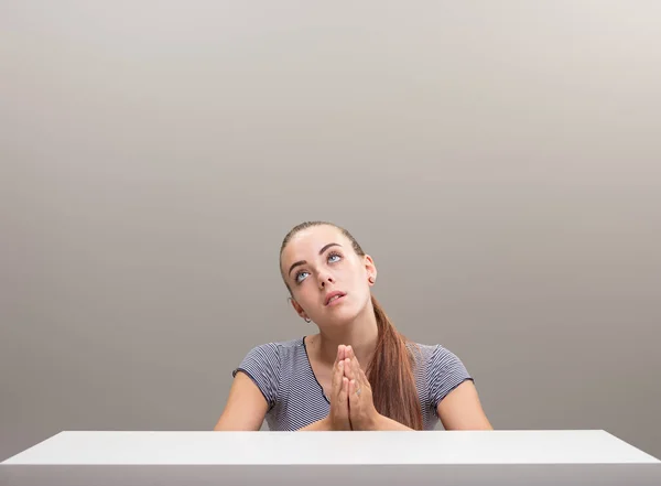 Mädchen Tisch Einer Mehrdeutigen Geste Nachahmung Des Gebets Eines Märtyrers — Stockfoto