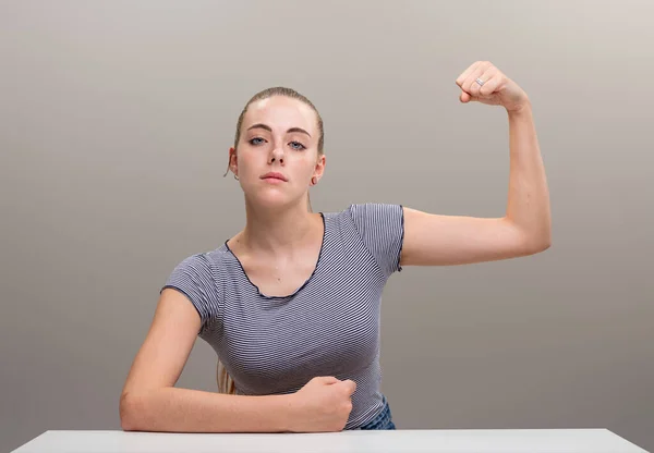Sterke Jonge Vrouw Leunt Haar Onderarm Een Mannelijke Manier Buigt — Stockfoto