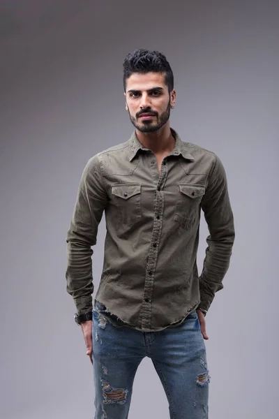 Подтянутый Привлекательный Ближневосточный Молодой Человек Украшенный Военной Зеленой Рубашкой Идеально — стоковое фото