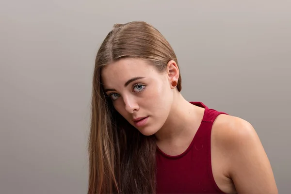 Mulher Loira Cabelos Compridos Top Vermelho Revelando Seu Ombro Olha — Fotografia de Stock