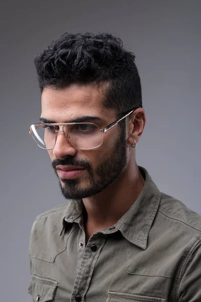 Hombre Oriente Medio Con Una Camisa Militar Verde Gafas Con — Foto de Stock