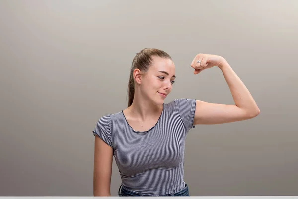 Girl Raising Her Arm Flexing Smiles Ironically Her Own Bicep — Stock Photo, Image