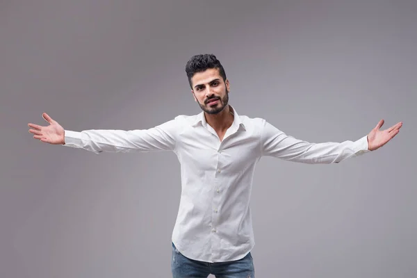 Mladý Pohledný Muž Štíhlý Sexy Bílé Košili Ukazuje Otevřenost Spokojenost — Stock fotografie