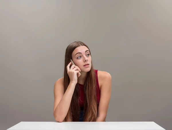 Przy Biurku Piękna Długowłosa Kobieta Uważnie Słucha Wiadomości Głosowej Telefonie — Zdjęcie stockowe