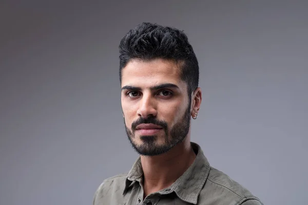 Ajuste Masculino Oriente Medio Sonriendo Sutilmente Retrato Cerca Pelo Negro — Foto de Stock