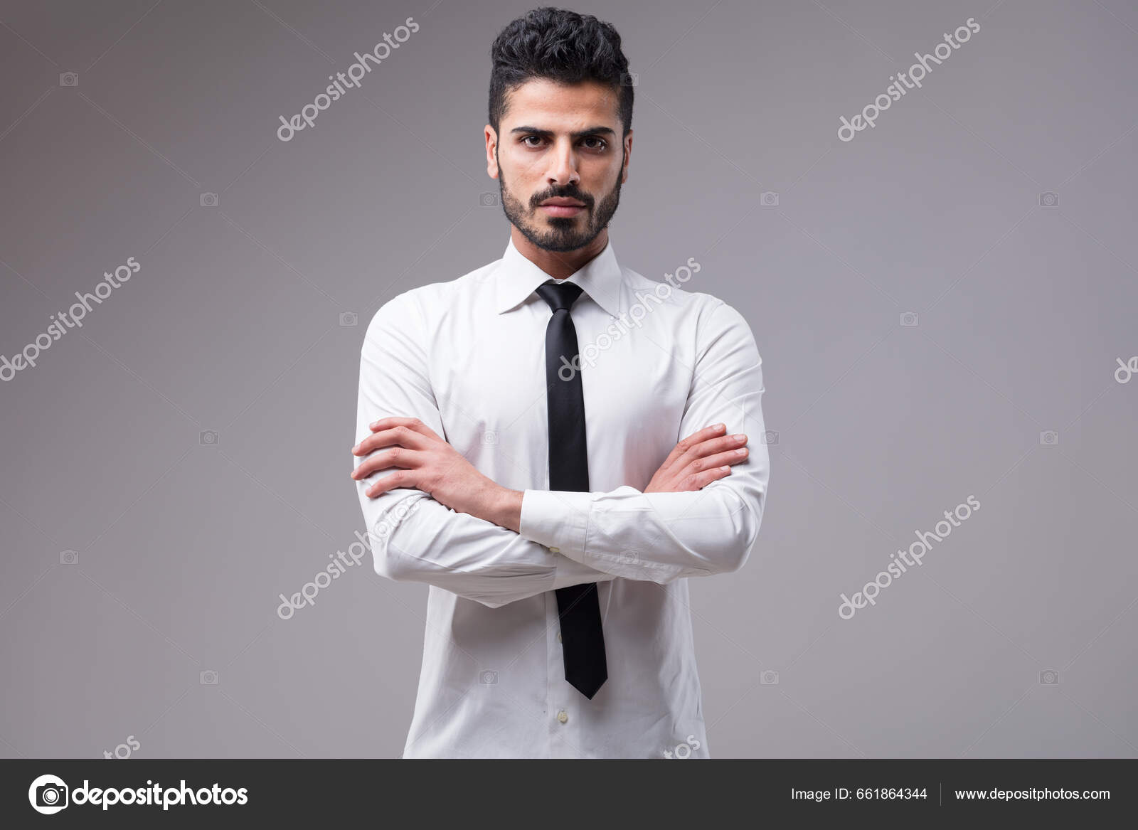 Seriøs Beslutsom Forretningsmand Hvid Skjorte Sort Slips Krydsede Arme  Næsten — Stock-foto © Giulio_Fornasar #661864344