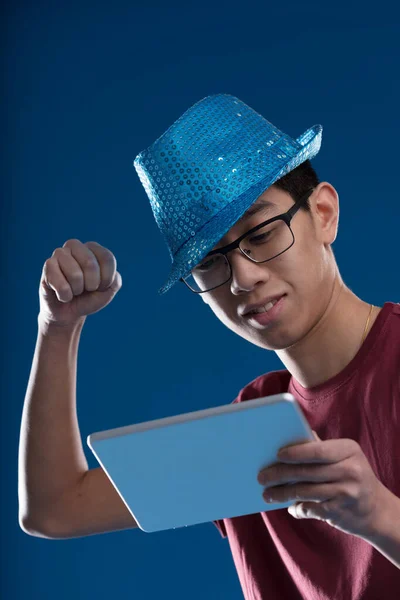 Jeune Homme Asiatique Avec Chapeau Fête Pailleté Danse Avec Une — Photo