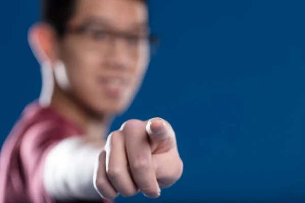Fingerspets Transparent Skärm Skarp Fokus Suddig Asiatisk Man Med Glasögon — Stockfoto