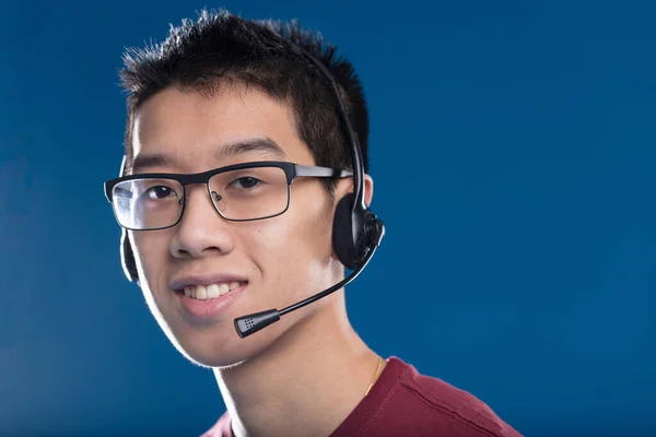 Joven Adulto Asiático Sonriente Usa Jugador Típico Auriculares Centro Llamadas —  Fotos de Stock