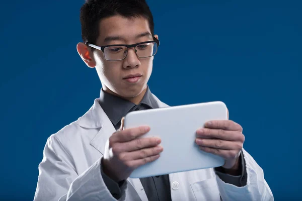 Asian Scientist Peruses Updates Data His Tablet Chinese Ethnicity Researcher — Stock Photo, Image