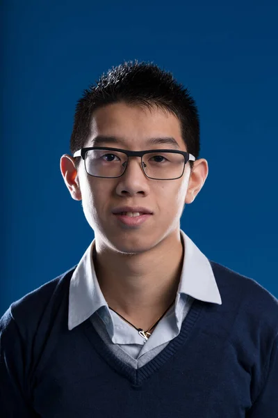Mugshot Eines Asiatischen Mannes Mit Brille Zerzaustem Hemd Und Blauem — Stockfoto