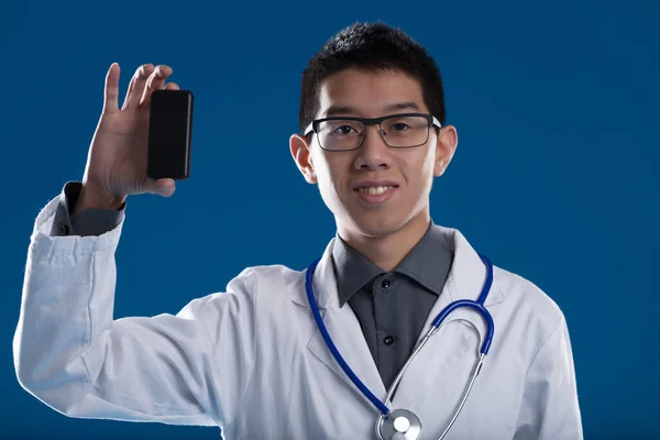 Azjatycki Medyk Prezentuje Urządzenie Cyfrowe Popierające Telemedycynę Wspiera Zdalną Opiekę — Zdjęcie stockowe